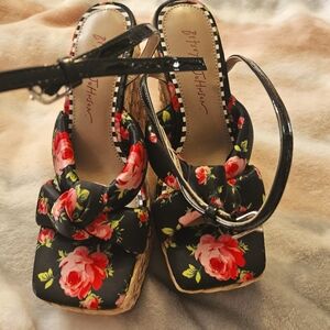 Betsey Johnson wedges size 6m